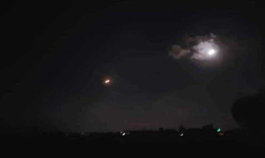 Hệ thống phòng không Nga hạ gục tên lửa Israel nhắm vào thành phố Homs, Syria. Ảnh chụp màn hình