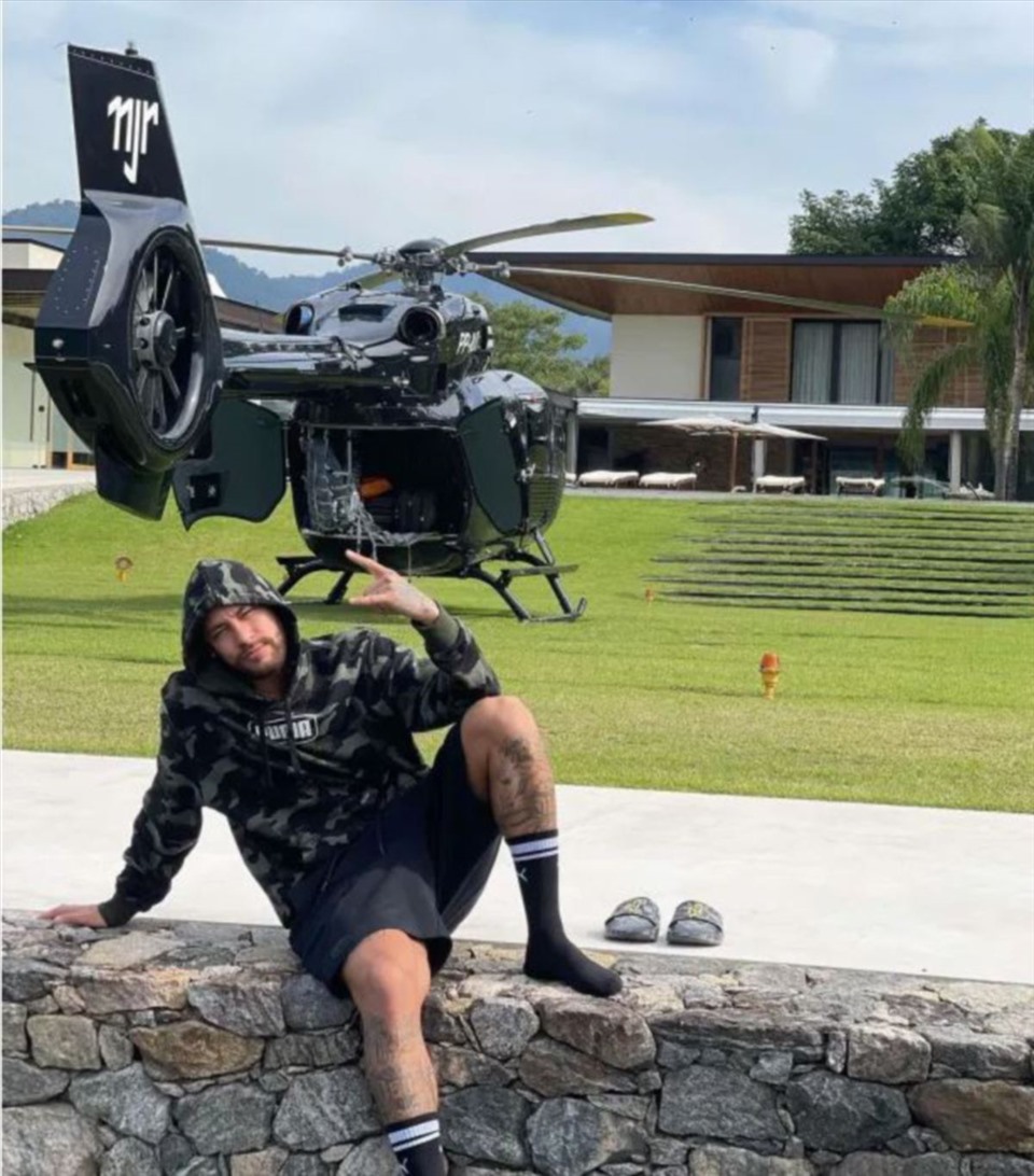 Neymar tạo dáng bên chiếc trực thăng cá nhân đắt tiền của mình. Ảnh: Instagram.