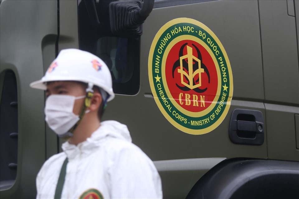 Theo thiếu tướng Lê Ngọc Hải - Phó Tư lệnh Bộ Tư lệnh TPHCM, trong đợt này, Bộ Tư lệnh đã chuẩn bị 6 tấn thuốc khử khuẩn để phun tiêu độc, khử trùng toàn bộ TPHCM.