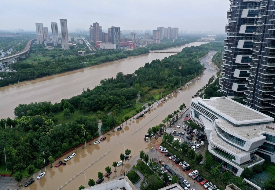 Đường phố ngập nước ở một khu đô thị mới thuộc thành phố Trịnh Châu, tỉnh Hà Nam, Trung Quốc hôm 21.7. Ảnh: Xinhua