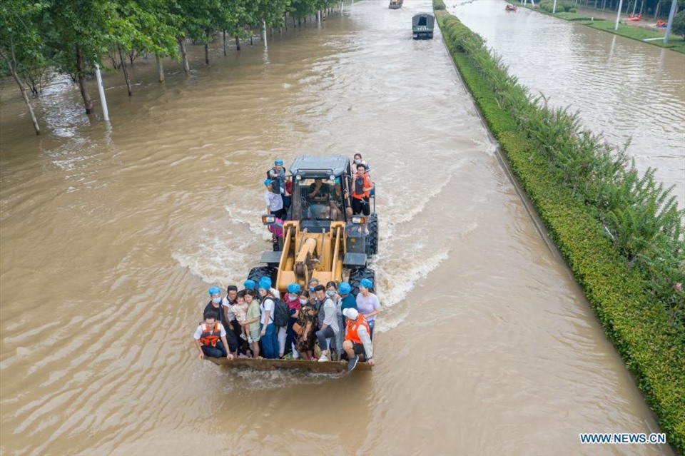 Lực lượng cứu hộ dùng máy xúc để sơ tán bệnh nhân một bệnh viện tim mạch ở huyện Trung Mưu, thành phố Trịnh Châu, Hà Nam, ngày 22.7. Ảnh: Tân Hoa Xã