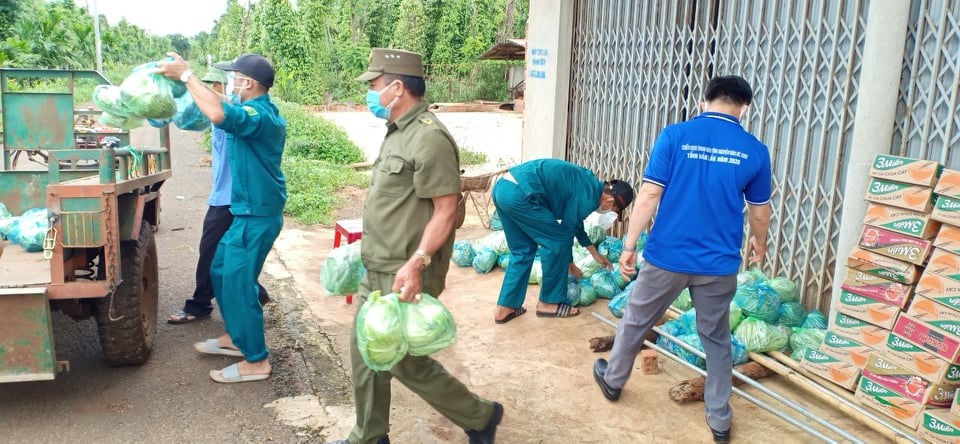 Lực lượng chức năng huyện Cư Kuin vận chuyển gạo, nhu yếu phẩm đến cho người dân vùng phong tỏa. Ảnh: B.T