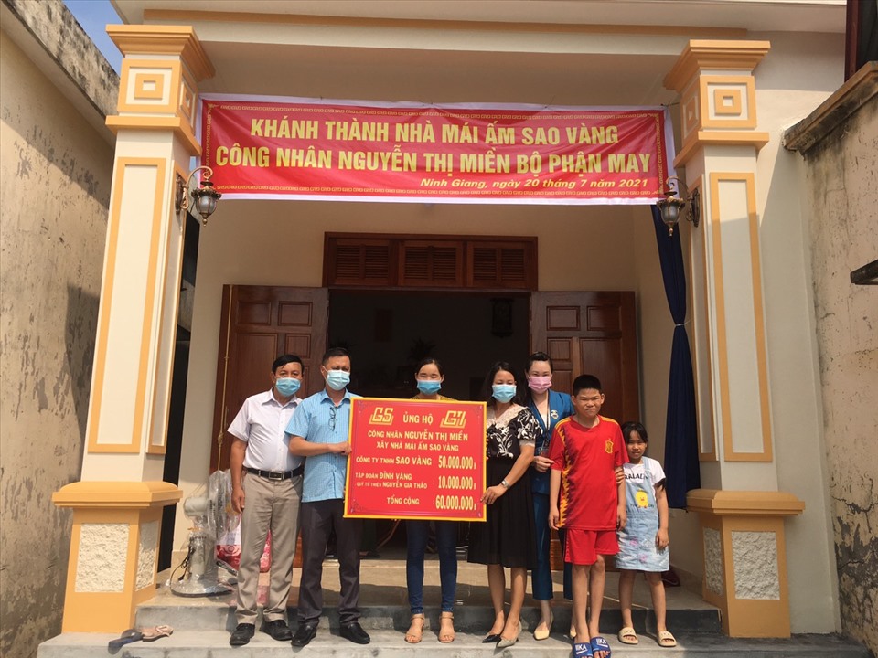 Công đoàn Công ty Sao Vàng trao kinh phí hỗ trợ nhà Mái ấm Công đoàn tặng chị Nguyễn Thị Miền. Ảnh DT