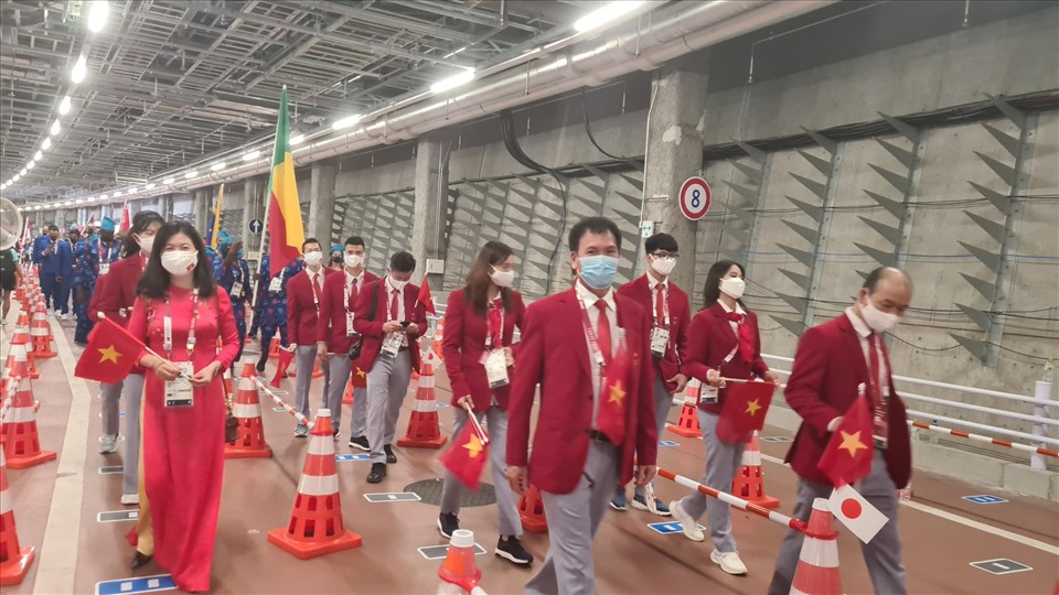Đoàn thể thao Việt Nam chuẩn bị diễu hành. Ảnh: Thu Sâm