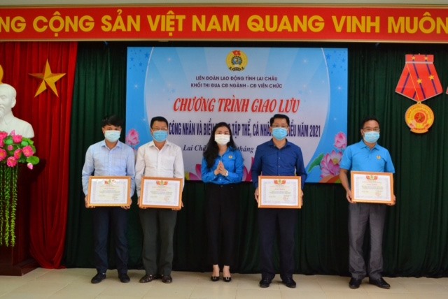 Bà Hoàng Thị Thơm - Chủ tịch CĐVC tặng giấy khen cho các tập thể có thành tích tiêu biểu tham gia Chương trình “75 nghìn sáng kiến, vượt khó, phát triển”.