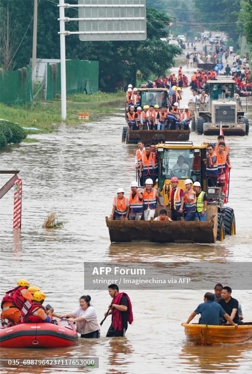 Đoàn cứu hộ đang sơ sơ tán người dân đến nơi an toàn. Ảnh: AFP