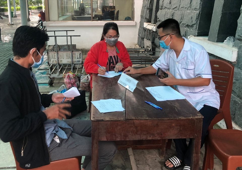 Hành khách xuống Ga Ninh Bình thực hiện khai báo y tế. Ảnh: NT