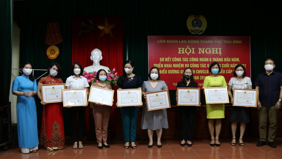 Lãnh đạo Liên đoàn Lao động TP.Thái Bình, Phòng Văn hóa - Thông tin thành phố trao giấy chứng nhận đạt chuẩn danh hiệu văn hóa 2 năm (2019 -2020) cho các đơn vị, doanh nghiệp. Ảnh: B.M
