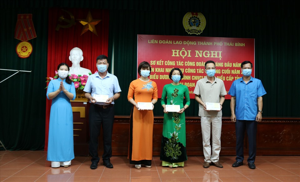 Lãnh đạo Liên đoàn Lao động tỉnh Thái Bình, thành phố trao kinh phí hỗ trợ đoàn viên bị ảnh hưởng bởi dịch bệnh COVID-19 thông qua đại diện các lãnh đạo công đoàn cơ sở. Ảnh: B.M
