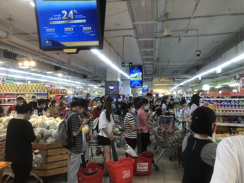 Tối 23.7, theo ghi nhận của PV, nhiều siêu thị lớn tại Hà Nội có lượng khách hàng tăng vọt. Tại siêu Thị Big C Garden (Nam Từ Liêm, Hà Nội), người dân ùn ùn đổ về mua nhu yếu phẩm.