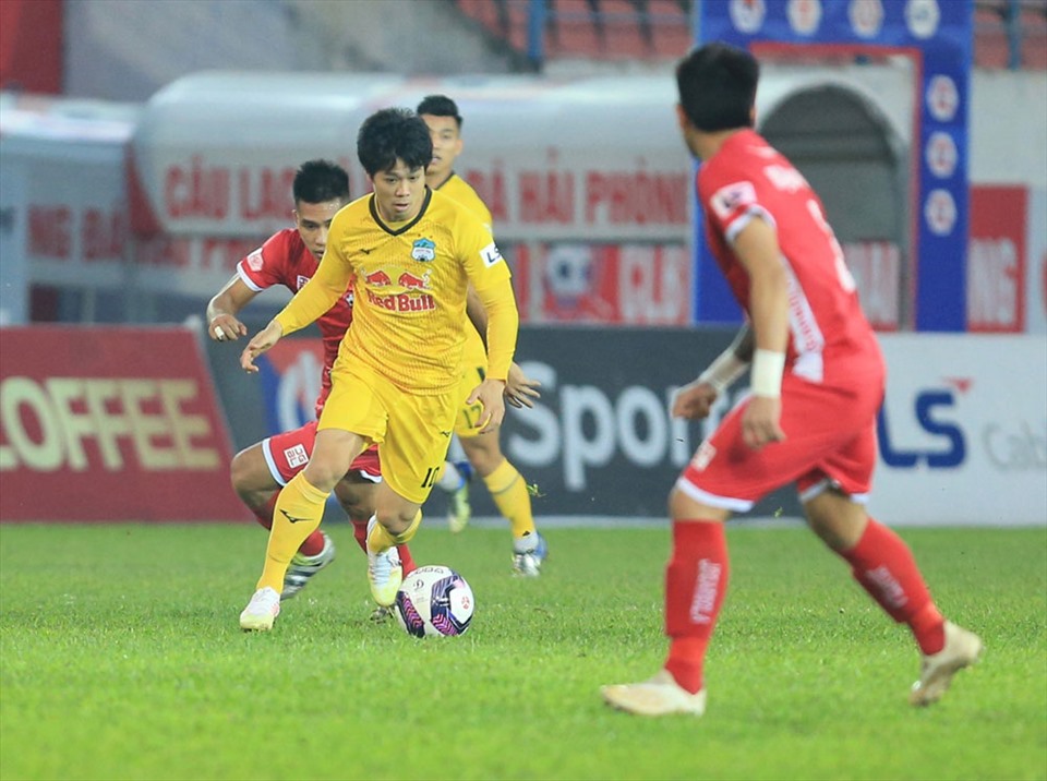 Hoàng Anh Gia Lai trong trận đấu với Hải Phòng ở lượt đi V.League 2021. Ảnh: VPF