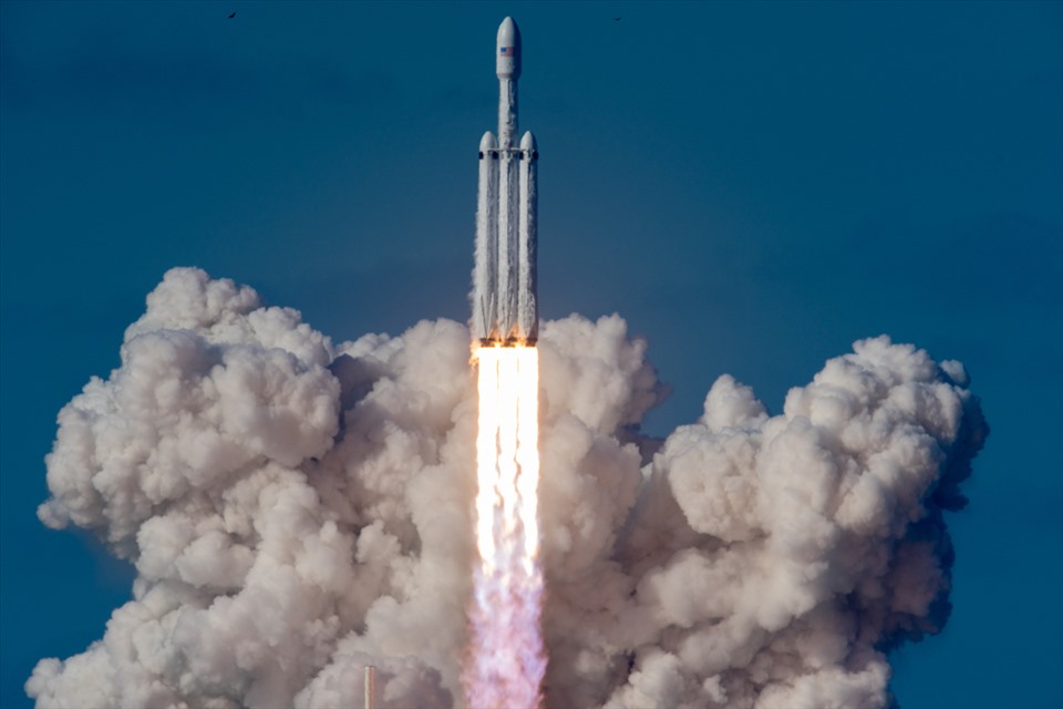 Tên lửa Falcon Heavy của SpaceX cất cánh từ Trung tâm Vũ trụ Kennedy của NASA. Ảnh: SpaceX