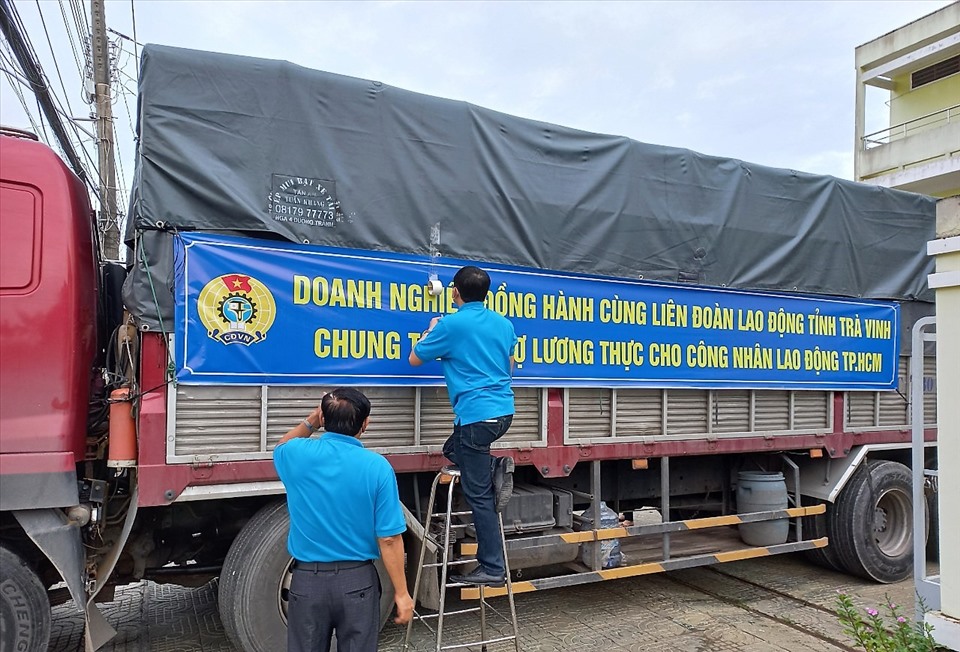 Chuyến xe thứ 2 vận chuyển 19 tấn gạo từ LĐLĐ tỉnh Trà Vinh đã xuất phát lên đường về TPHCM hỗ trợ đoàn viên, CNLĐ. Ảnh: Trí Dũng