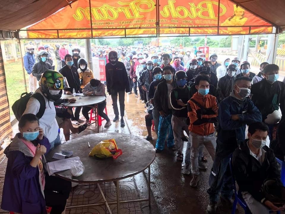 Các công dân đang sinh sống và làm việc ở các tỉnh Đông Nam Bộ xếp hàng chờ kiểm tra y tế để trở về quê nhà ở Đắk Lắk. Ảnh: B.T