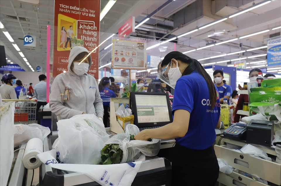 Dòng người mua sắm trong ngày 24.7 rất đông dù nhiều siêu thị dù đã tăng cường nhân viên hướng dẫn và tính tiền.
