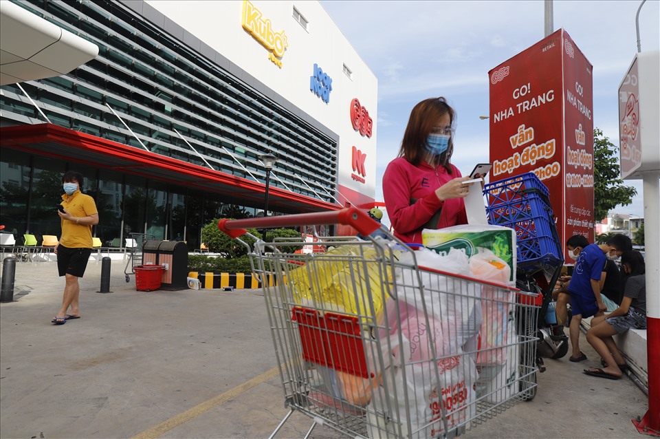 Trước tình trạng người dân đổ xô đi mua sắm tích trữ hàng hóa, ông Nguyễn Sỹ Khánh - Chủ tịch UBND TP.Nha Trang đã nhanh chóng chỉ đạo các địa phương hướng dẫn, thông báo cho người dân mua sắm đảm bảo an toàn phòng chống dịch.