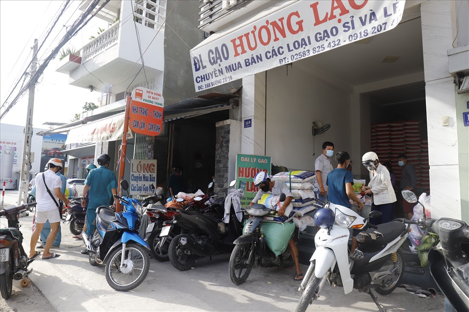 Lực lượng chức năng tổ chức tuyên truyền, nhắc nhờ người dân TP.Nha Trang xếp hàng, giữ khoảng cách khi mua sắm để đảm bảo phòng chống dịch bệnh.