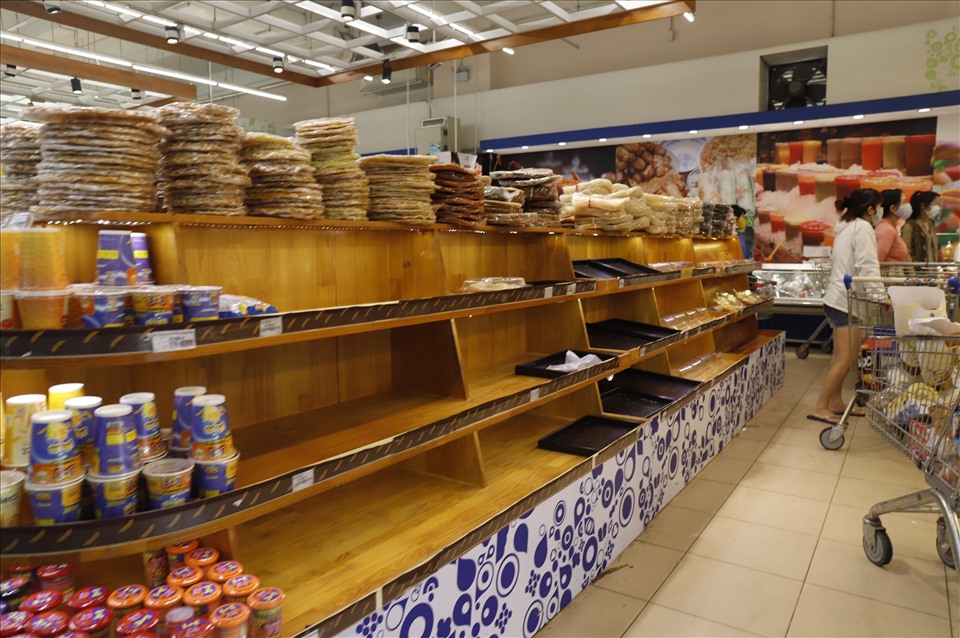 Bánh mì là thực phẩm thiết yếu được nhiều người dân lựa chọn mua hàng tích trữ.