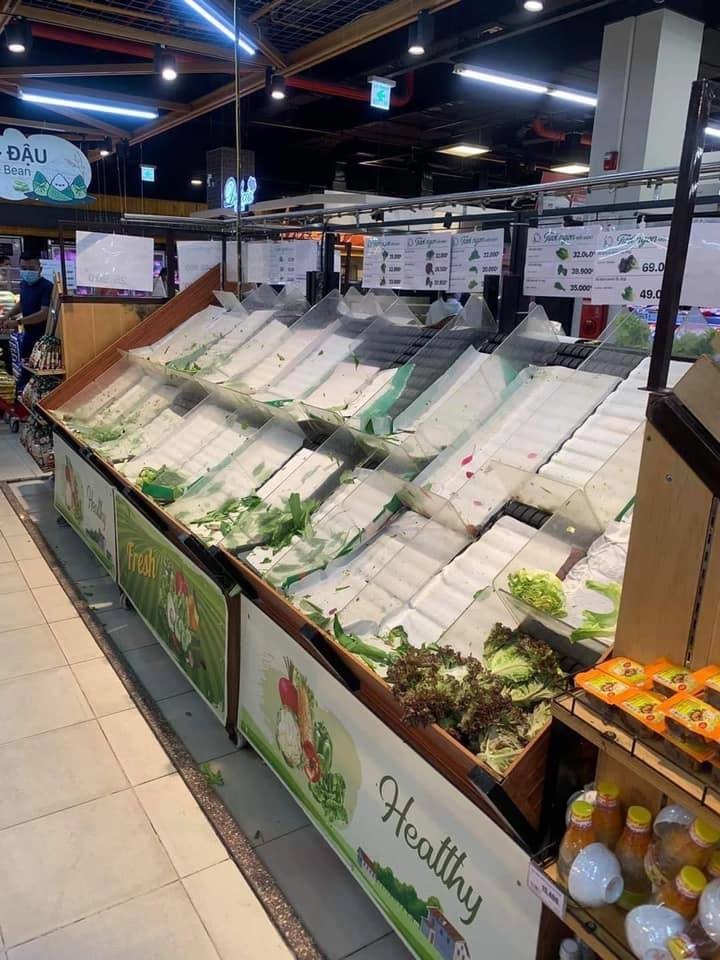 Tại các siêu thị lớn như coopmart, lotte, tình trạng người xếp hàng mùa hàng hóa, đặc biệt là rau xanh tăng đột biến. Có một số thời điểm các sạp rau trong các siêu thị trở nên “cháy hàng” trước sự gia tăng mua sắm của người dân.