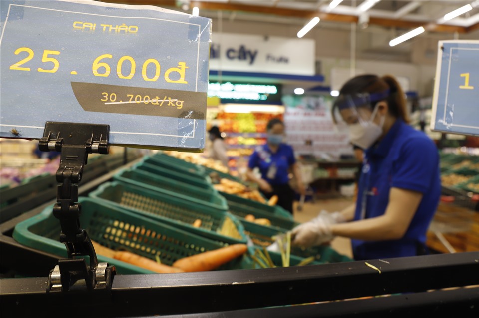 Dòng người mua sắm trong ngày 24.7 rất đông dù nhiều siêu thị dù đã tăng cường nhân viên hướng dẫn và tính tiền.