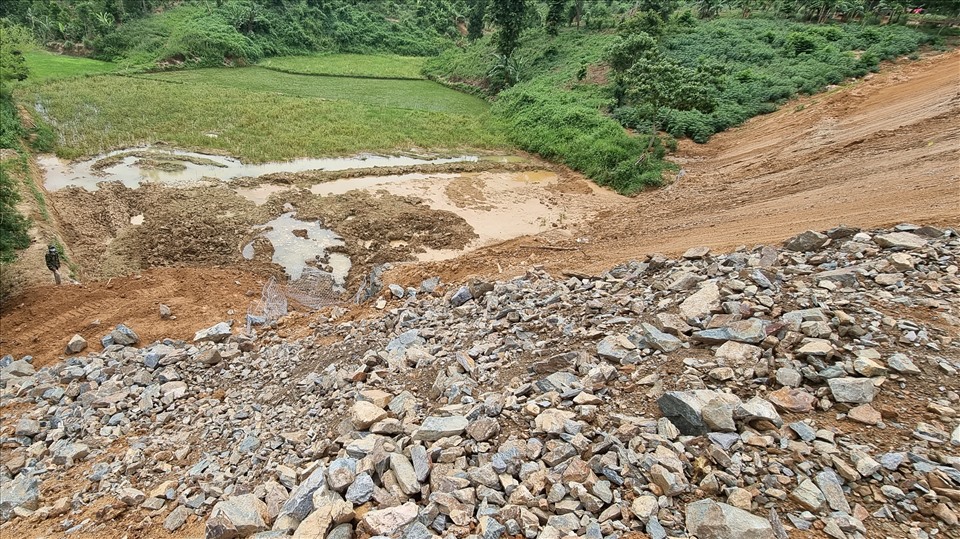 Diện tích ruộng lúa của người dân ở thôn Cheng (xã Tân Liên) bị đất đá bồi lấp sau mưa do con đường của Nhà máy điện gió Amaccao thi công ngang qua.