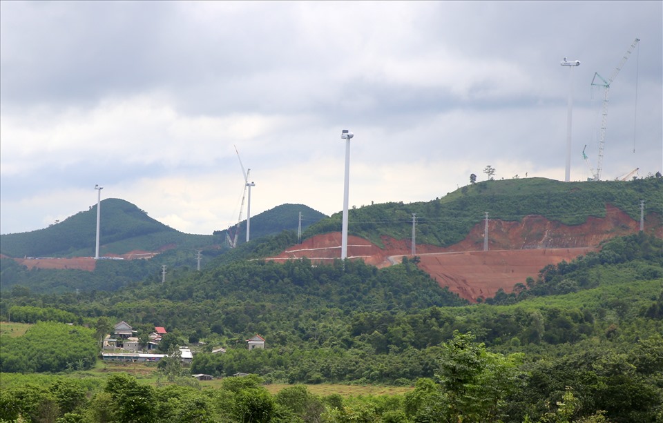 Dân cư tại huyện Hướng Hóa phần lớn sống tập trung 2 bên Quốc lộ 9. Có dự án điện gió ở gần bên quốc lộ, rất gần khu dân cư.