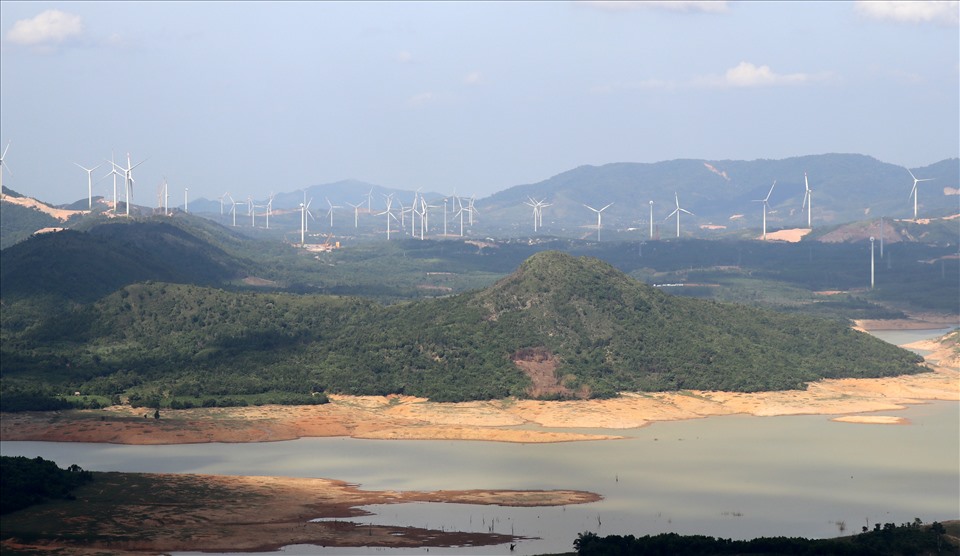 Tại huyện Hướng Hóa, có 2 dự án điện gió đã đi vào hoạt động với công suất 60 MW tại xã Hướng Linh. Địa điểm triển khai 2 dự án này được ví là vùng “cửa gió” vì có gió rất mạnh, khiến việc sản xuất của người dân gặp rất nhiều khó khăn.