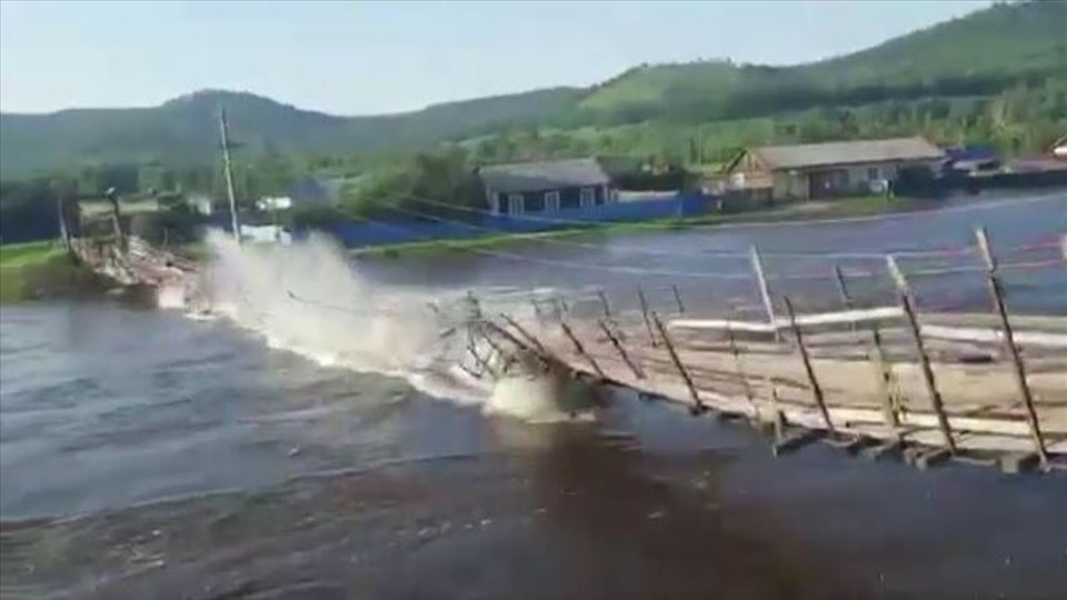 Khoảnh khắc xe tải làm sập cầu ở Nga. Ảnh chụp màn hình