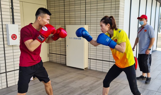 Nguyễn Văn Dương (trái) tích cực tập luyện trong thời gian ở Làng vận động viên Olympic 2020. Ảnh: Đoàn TTVN từ Nhật Bản.