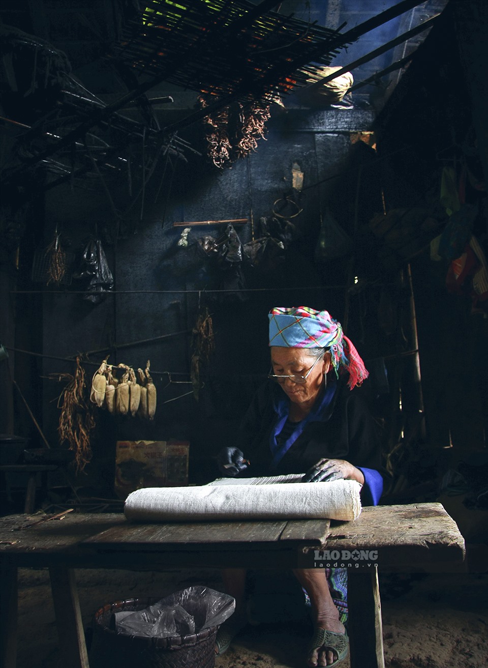Do xu thế phát triển trong một xã hội hiện đại, sự giao thoa mạnh mẽ của các nền văn hóa nên ngày nay nghệ thuật trang trí hoa văn trên trang phục của dân tộc Mông đã dần mai một. Chỉ còn lại một số ít gia đình, địa phương duy trì nghề truyền thống này.