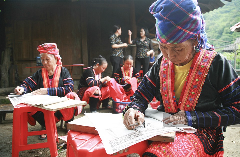 Là địa phương còn duy trì được khá nguyên vẹn nghề truyền thống này nên nghệ thuật tạo hoa văn trên trang phục truyền thống của người Mông (ngành Mông Hoa), ở xã Sa Lông, huyện Mường Chà, tỉnh Điện Biên đã được công nhận là di sản văn hóa phi vật thể quốc gia.