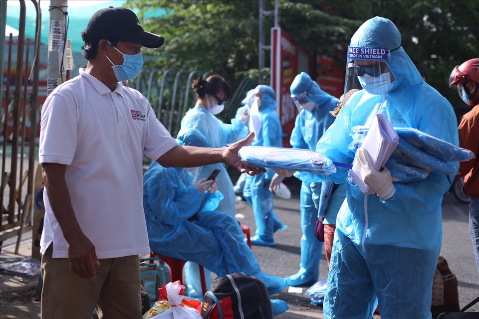 Nhiều tình nguyện viên của Hội đồng hương tỉnh Quảng Nam tại TPHCM đã có mặt hỗ trợ người dân Quảng Nam hoàn tất thủ tục lên xe về quê tránh dịch COVID-19.