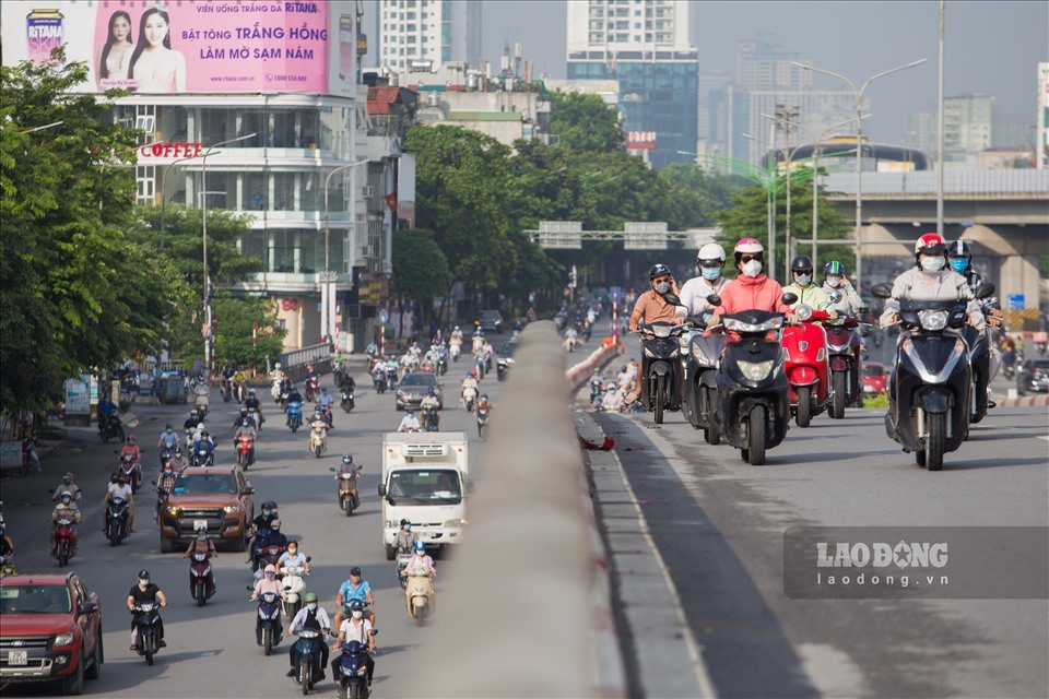 Lượng phương tiện di chuyển từ hướng Nguyễn Trãi (Hà Đông) sang Tây Sơn (Đống Đa) khá đông theo ghi nhận sáng 24.7. Ảnh: Tô Thế