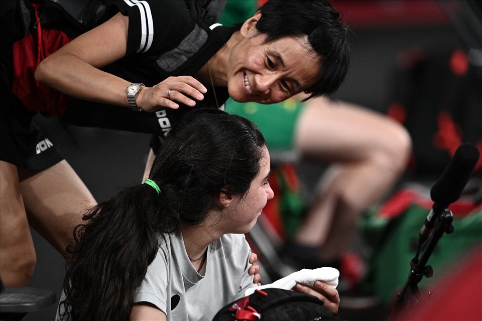 Ngay cả đối thủ dày dạn kinh nghiệm như Liu Jia cũng thể hiện sự ngưỡng mộ với vận động viên trẻ nhất tại Olympic Tokyo 2020. Ảnh: AFP