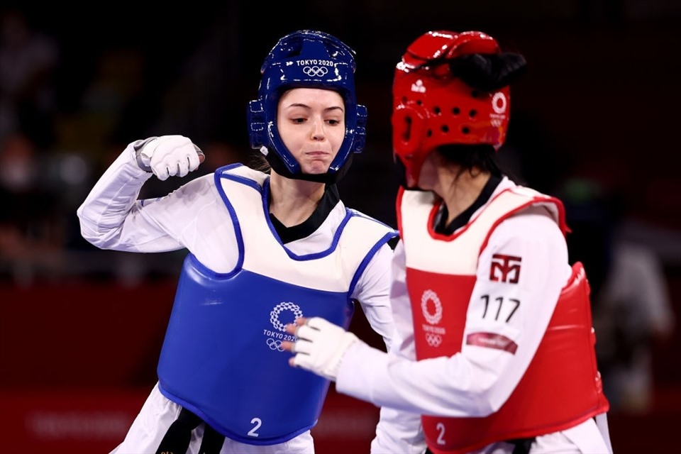 Abishag Semberg (áo xanh) sinh năm 2001. Ngay lần đầu dự Olympic, cô đã mang về chiến thắng đầu tiên cho taekwondo Israel trong lịch sử tham dự các kỳ Thế vận hội.