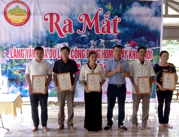 Lãnh đạo thị trấn Mù Cang Chải trao chứng nhận đạt chuẩn OCOP 4 sao cho các hộ gia đình kinh doanh dịch vụ Homestay. Ảnh Cổng TTĐT Yên Bái