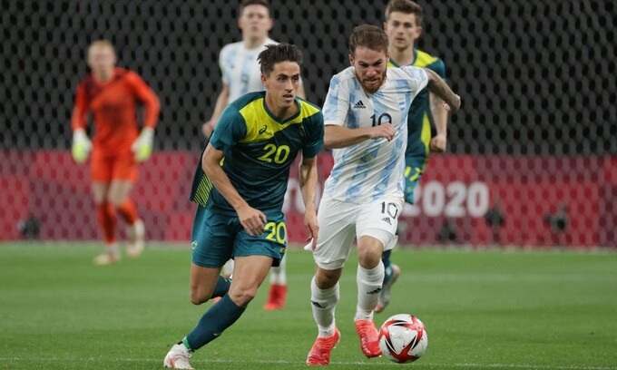 U23 Argentina (áo sọc) thua sốc U23 Australia 0-2 ở trận ra quân môn bóng đá nam Olympic 2020. Ảnh: AFP.