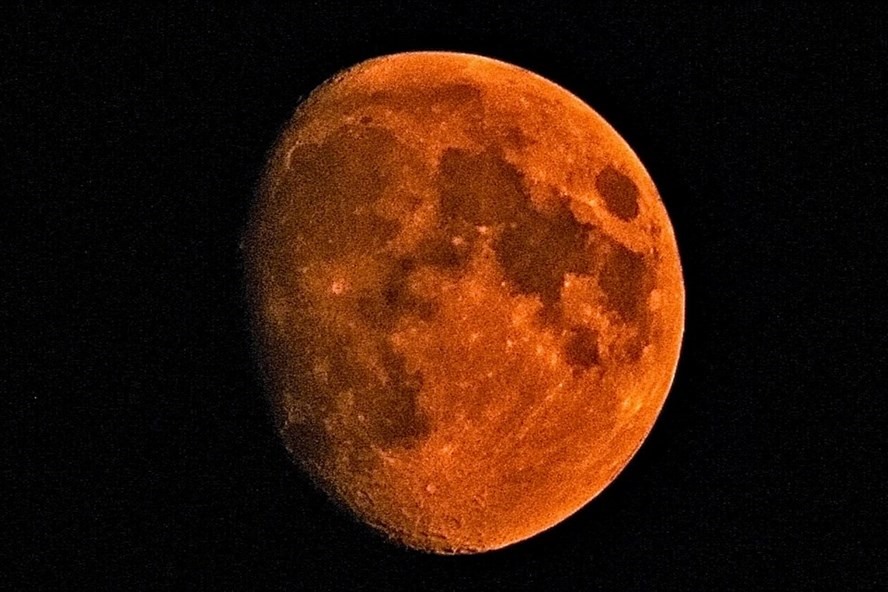 Mặt trăng đỏ kỳ lạ nhìn từ New Jersey, Mỹ ngày 20.7.2021. Ảnh: Bill Funcheon/Space/NASA