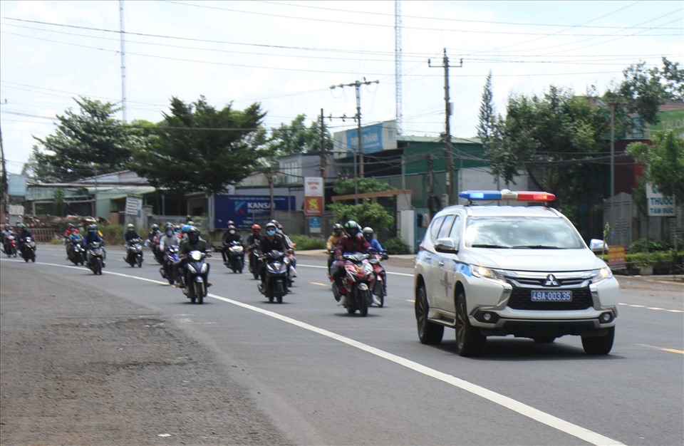 Cảnh sát giao thông Đắk Nông dẫn đường giúp người dân đi đến địa phận tỉnh Đắk Lắk. Ảnh: Bảo Lâm