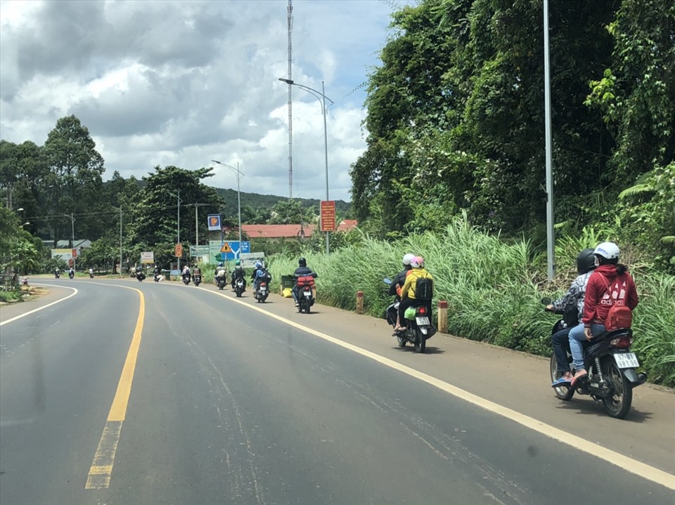 Tỉnh Đắk Nông nổ lực kêu gọi người dân tham gia giao thông an toàn và bảo đảm khoảng cách để phòng chống dịch bệnh COVID-19. Ảnh: Bảo Lâm