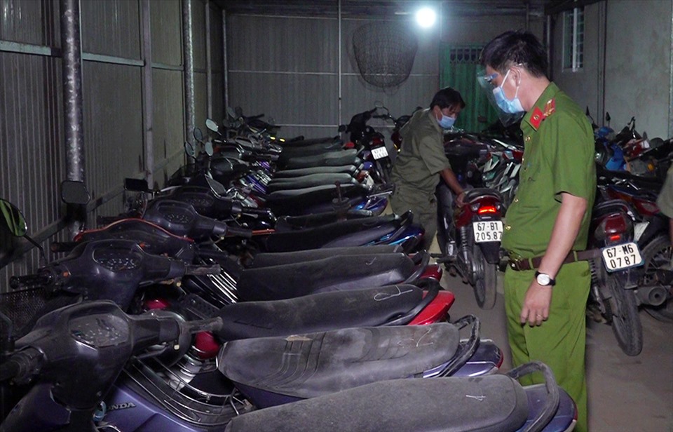 Cận cảnh tiệm cầm đồ chứa trên trăm xe môtô không hợp lệ. Ảnh: VT