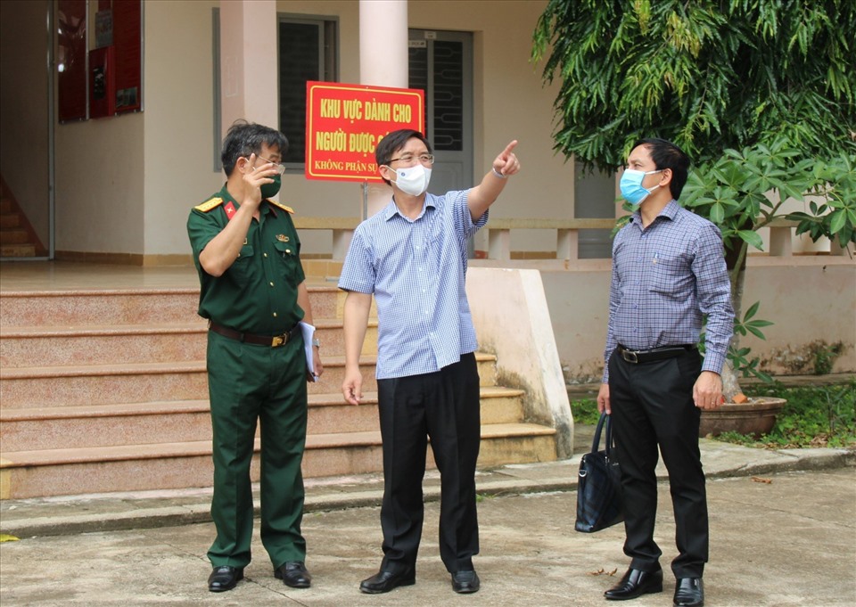 Ủy viên Trung ương Đảng, Bí thư Tỉnh ủy Nguyễn Đình Trung (giữa) kiểm tra công tác hoàn thiện bệnh viện. Ảnh: B.T