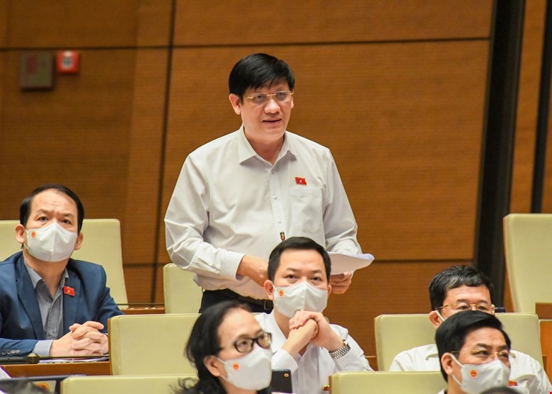 Bộ trưởng Bộ Y tế Nguyễn Thanh Long giải trình, làm rõ một số vấn đề các đại biểu quan tâm. Ảnh: Quốc hội