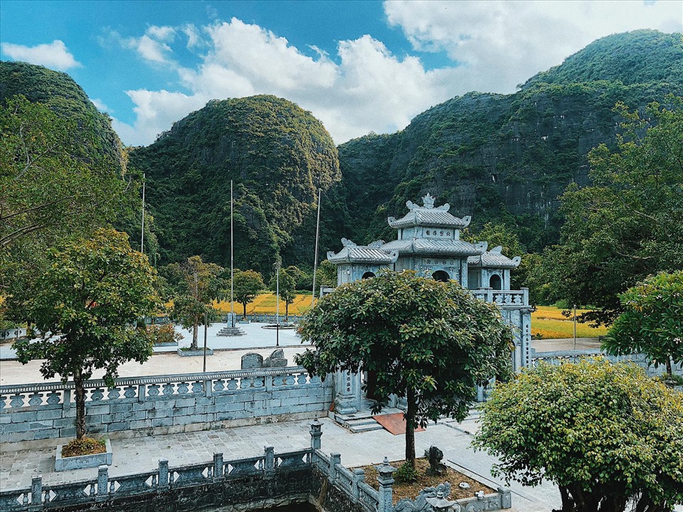 Dịp hè năm nay, các khu du lịch ở Ninh Bình như Tam Cốc - Bích Động, Tràng An (nằm trong quần thể Di sản văn hóa - Thiên nhiên thế giới Tràng An) đều yên ả khiến Ninh Bình đẹp đến lạ. Ảnh: Hà Duy Huỳnh