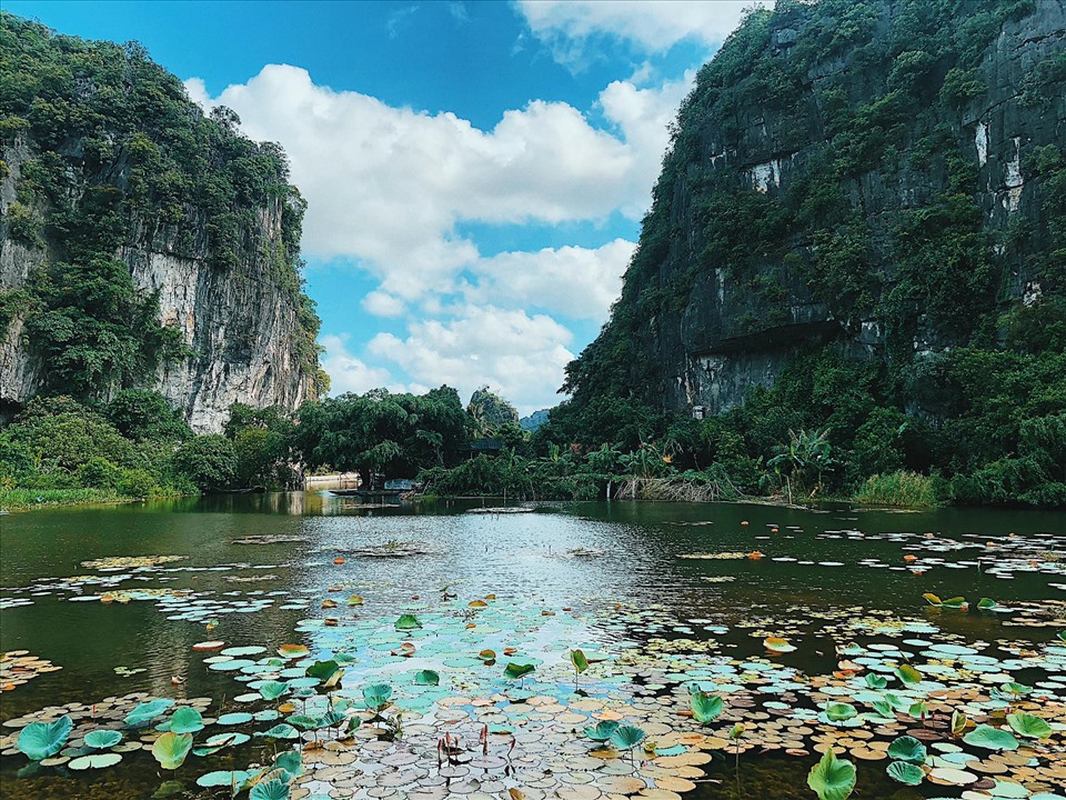 Cảnh nhộn nhịp ở Khu du lịch Tràng An hiện đã không còn, thay vào đó là cảnh im ắng, vắng lặng lạ thường, không hề có bất kỳ bóng dáng khách du lịch nào ra vào khu vực này