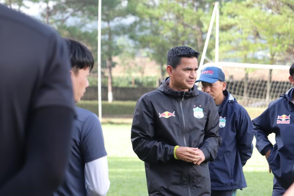 Huấn luyện viên Kiatisak chia sẻ: “Dù kế hoạch thi đấu của V.League là thế nào thì Hoàng Anh Gia Lai sẽ vẫn nghiêm túc tập luyện vì mục tiêu quan trọng với đội tuyển Việt Nam được dẫn dắt bởi huấn luyện viên Park Hang-seo. Hoàng Anh Gia Lai có rất nhiều tuyển thủ quốc gia, do đó chúng tôi có nghĩa vụ giữ gìn đôi chân và giúp các cầu thủ đạt thể trạng tốt nhất để sẵn sàng phục vụ mỗi khi đội tuyển Việt Nam cần“.