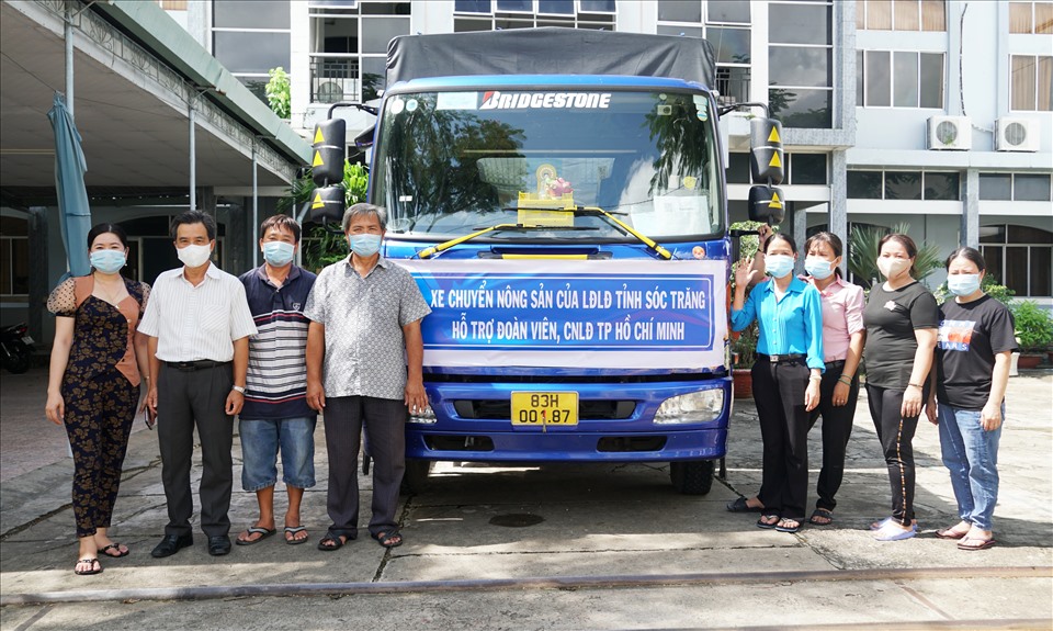 Chuyến xe nghĩa tình của LĐLĐ tỉnh Sóc Trăng gửi đến đoàn viên, công nhân lao động tại Thành phố Hồ Chí Minh. Ảnh: Anh Khoa