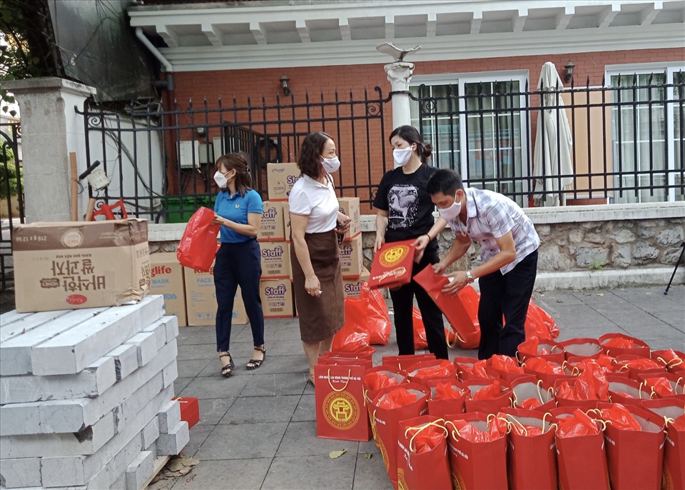 Những túi quà hỗ trợ được tập kết tại trụ sở LĐLĐ Thành phố Hà Nội để đưa lên 2 “Xe buýt siêu thị 0 đồng“, đến với công nhân lao động. Ảnh: Ngọc Ánh