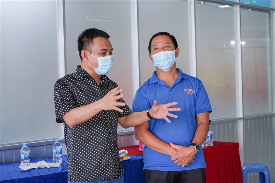 Anh Nguyễn Phương Tùng (bên phải) Trưởng ban Thanh Niên Công nhân và Đô thị Thành đoàn TP Cần Thơ và đại diện nhà tài trợ.