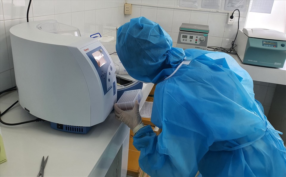 Tại CDC Bình Dương - Trung tâm điều hành phòng chống dịch của Bình Dương không khi làm việc khẩn trương. Nơi đây đang chạy các máy xét nghiệm RT-PCR cả ngày lẫn đêm để có kết quả  xét nghiệm trong vòng 20 giờ.